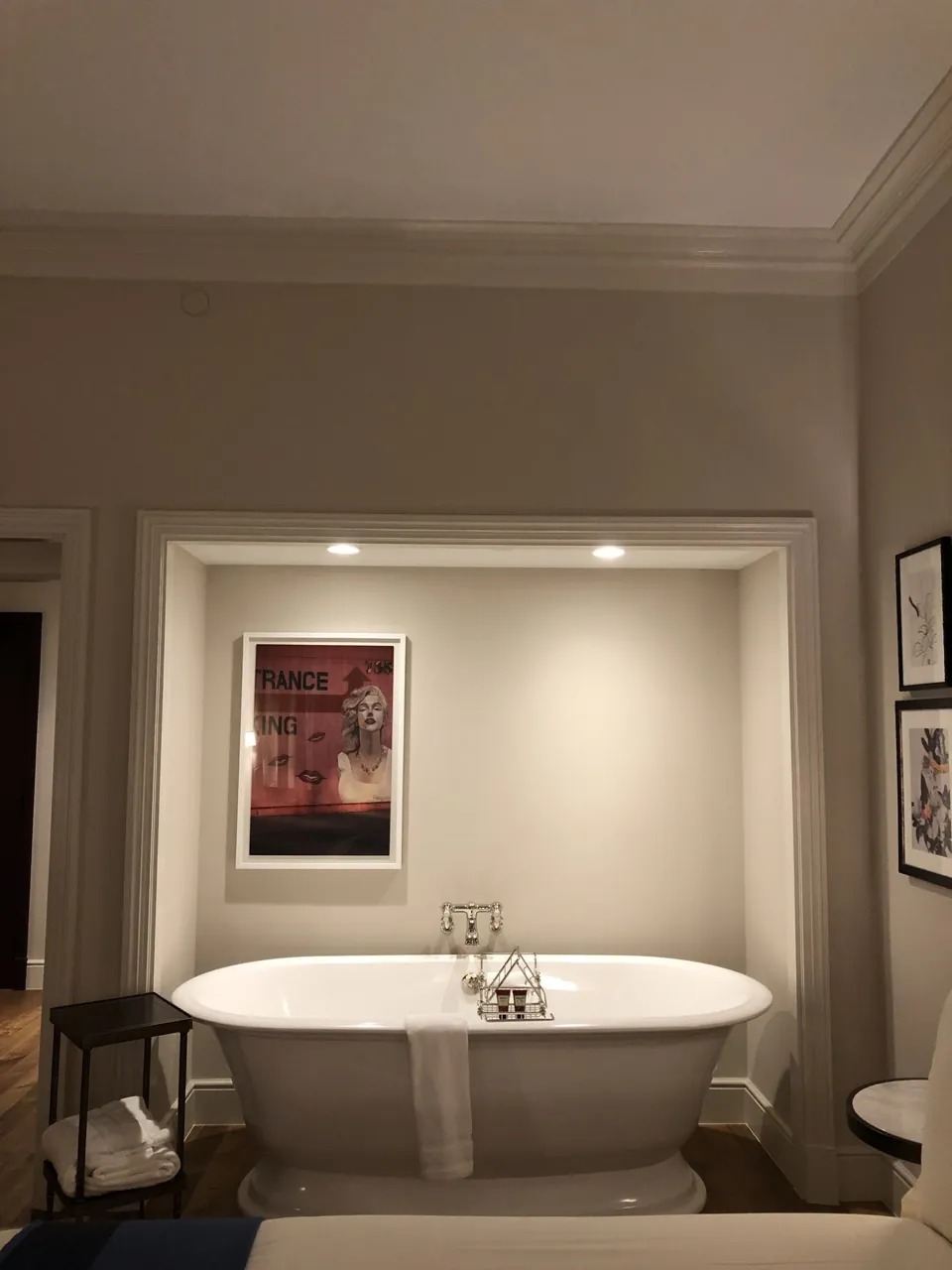Tina de pedestal y área del dormitorio Atelier en la etapa NoMad Las Vegas