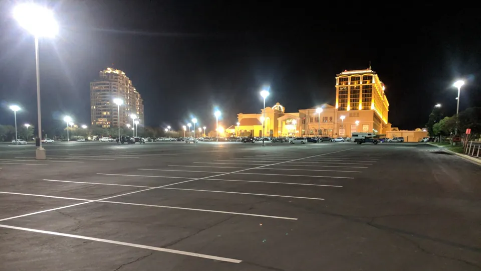 Suncoast Hotel & Casino iluminado, visto desde el estacionamiento