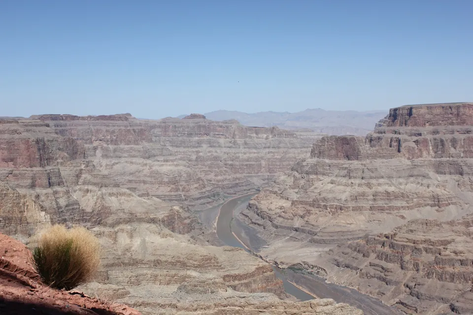 Río Colorado entre paredes rocosas visto desde Guano Point en Grand Canyon West.