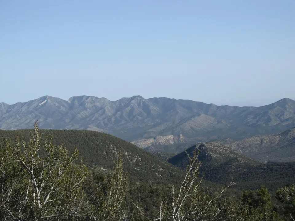 Laderas boscosas y crestas de Spring Mountains cerca de Mount Charleston.