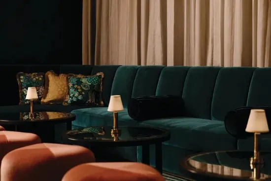 Área de descanso de Juniper Cocktail Lounge en Park MGM · fotografía de prensa sin fecha indicada; no confirma el mobiliario actual.