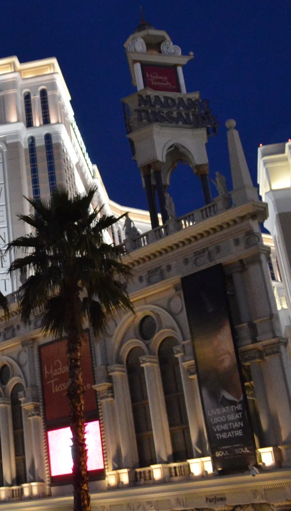Fachada y letrero de Madame Tussauds en The Venetian · recorte de una fotografía de enero de 2014. La decoración y los anuncios son de archivo.
