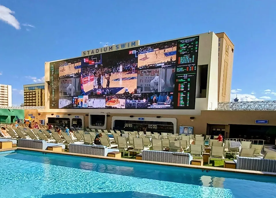 Alberca, camastros y pantalla de Stadium Swim en Circa · archivo de marzo de 2022. La programación mostrada no corresponde a un evento actual.