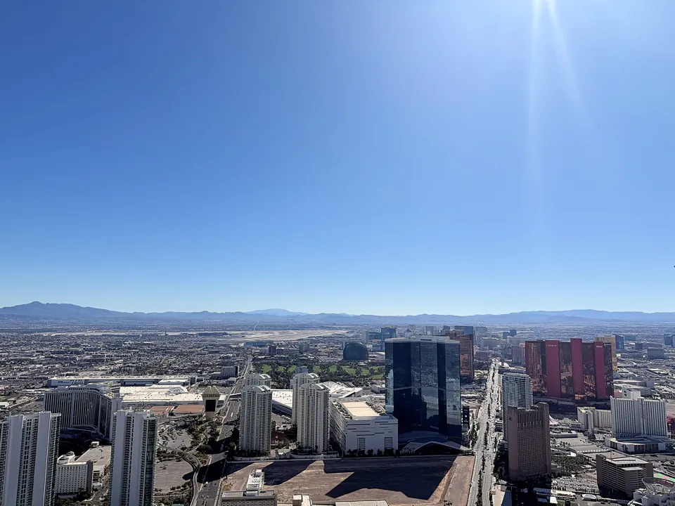 Panorámica del Strip tomada desde el mirador de The STRAT · archivo de octubre de 2025.