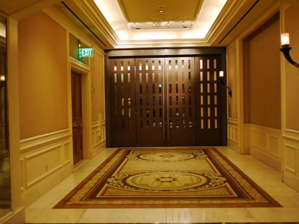 Puertas señalizadas de Restaurant Guy Savoy al final de un pasillo de Caesars Palace.