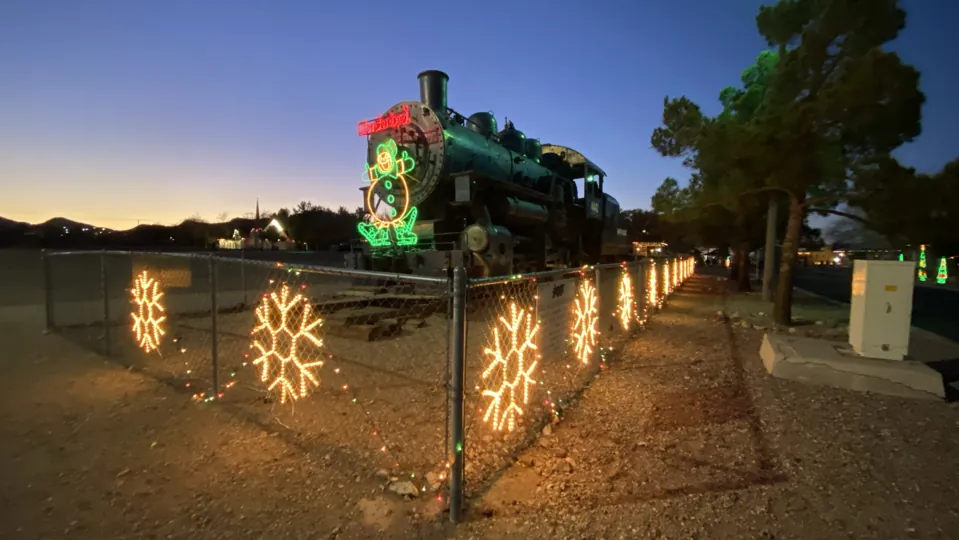 Locomotora Union Pacific No. 4442 en el Clark County Museum · archivo de diciembre de 2021, con decoración de esa temporada. No anuncia un evento actual.