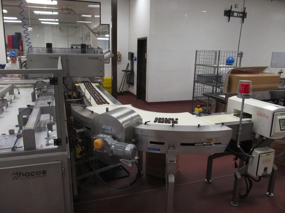 Equipo de producción en la fábrica de Ethel M, Henderson · archivo de diciembre de 2013. No garantiza que esa línea o proceso estén visibles durante tu visita.
