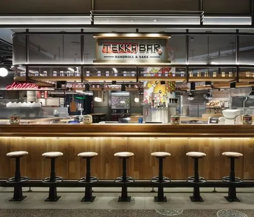 Barra de Tekka Bar dentro de Block 16 Urban Food Hall en The Cosmopolitan · foto de prensa sin fecha indicada; no confirma la distribución actual.