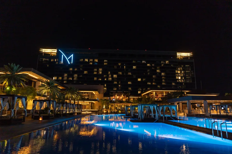 M Resort y su torre original vistos desde el área de albercas por la noche · archivo de septiembre de 2020, anterior a su ampliación. No muestra la East Tower.