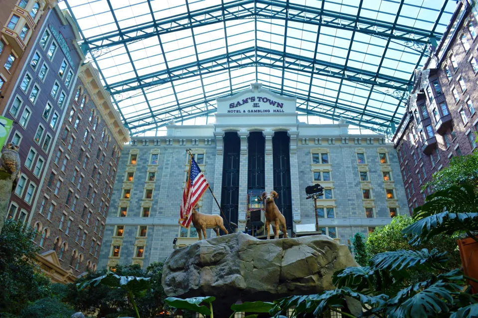Atrio de Sam’s Town en Las Vegas · archivo de marzo de 2015. La fotografía no confirma horarios de presentaciones ni condiciones actuales.