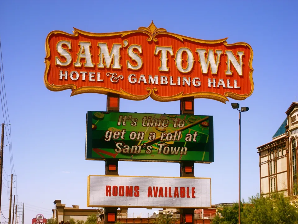 Letrero de Sam’s Town Hotel & Gambling Hall · archivo de agosto de 2008. Los anuncios y la disponibilidad mostrados son históricos.