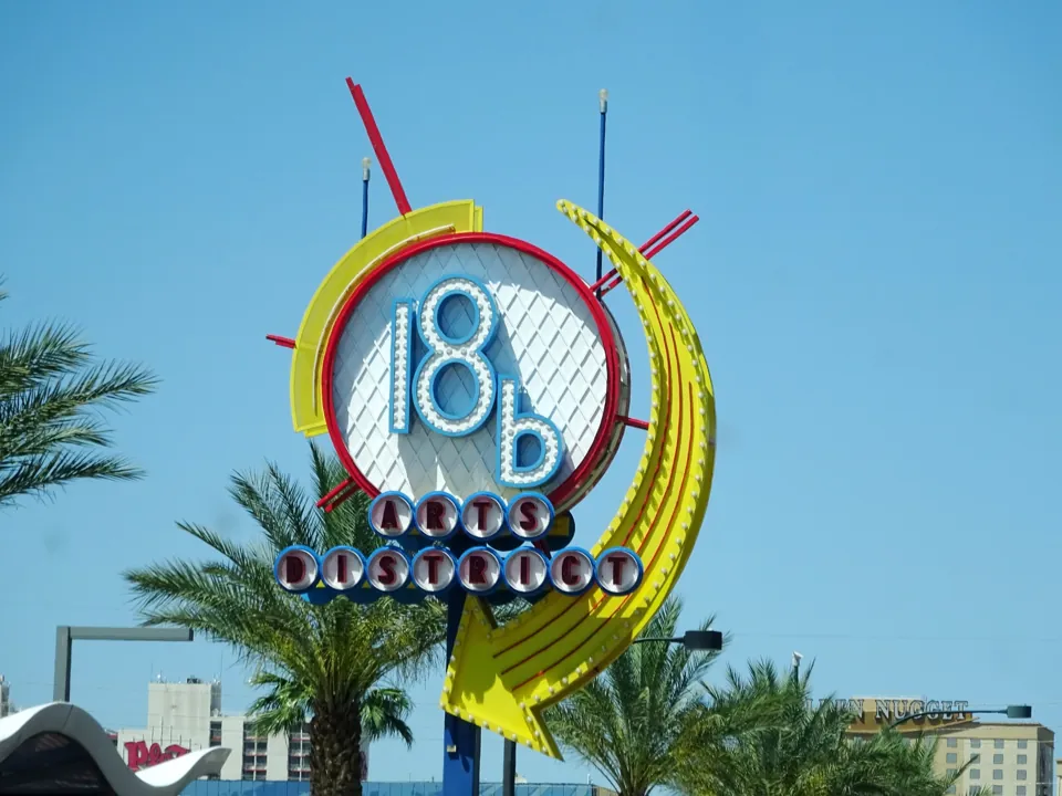 Letrero 18b Arts District en Casino Center Boulevard, Las Vegas · archivo de mayo de 2015.