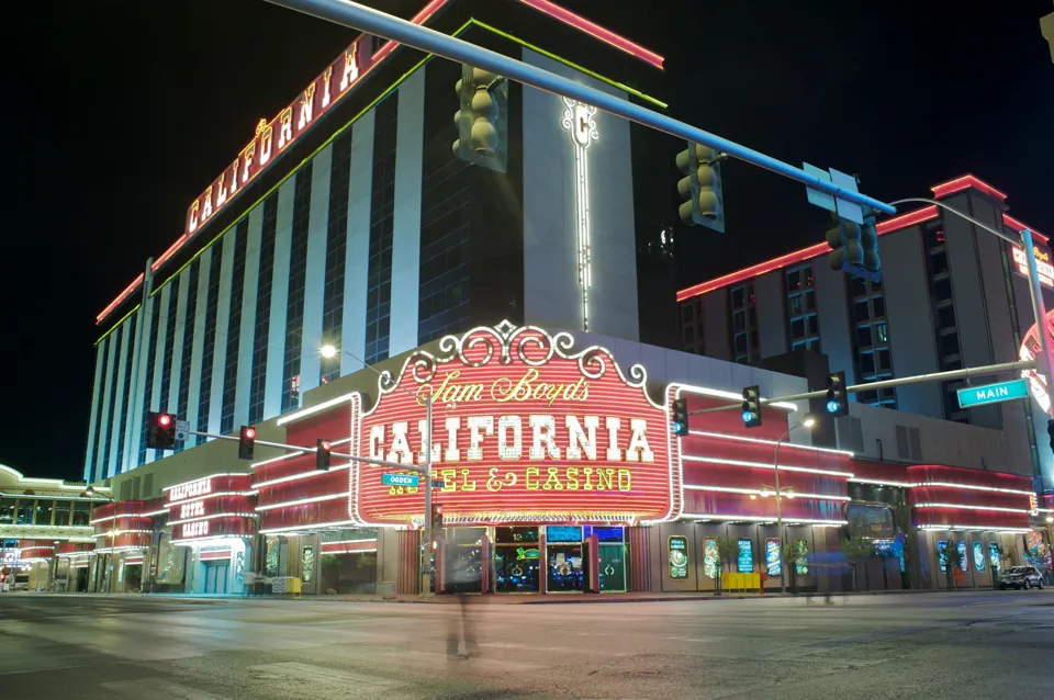 Fachada iluminada de California Hotel and Casino · archivo de septiembre de 2009. No confirma la decoración interior actual.