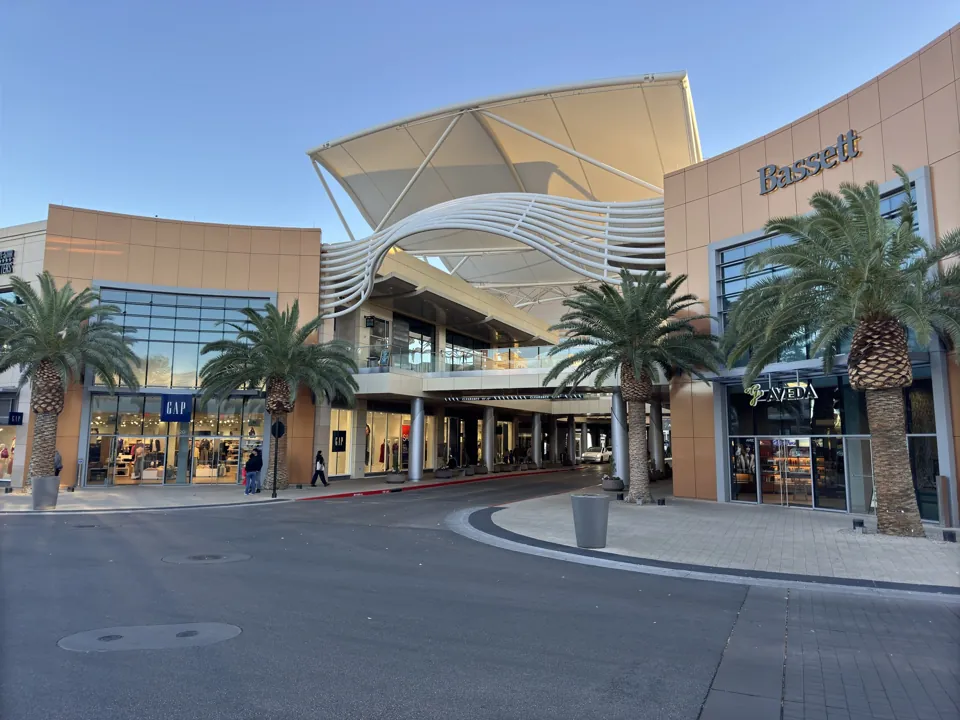 Acceso a las tiendas de Downtown Summerlin, al oeste del valle de Las Vegas · archivo de diciembre de 2024. No es Downtown Las Vegas.
