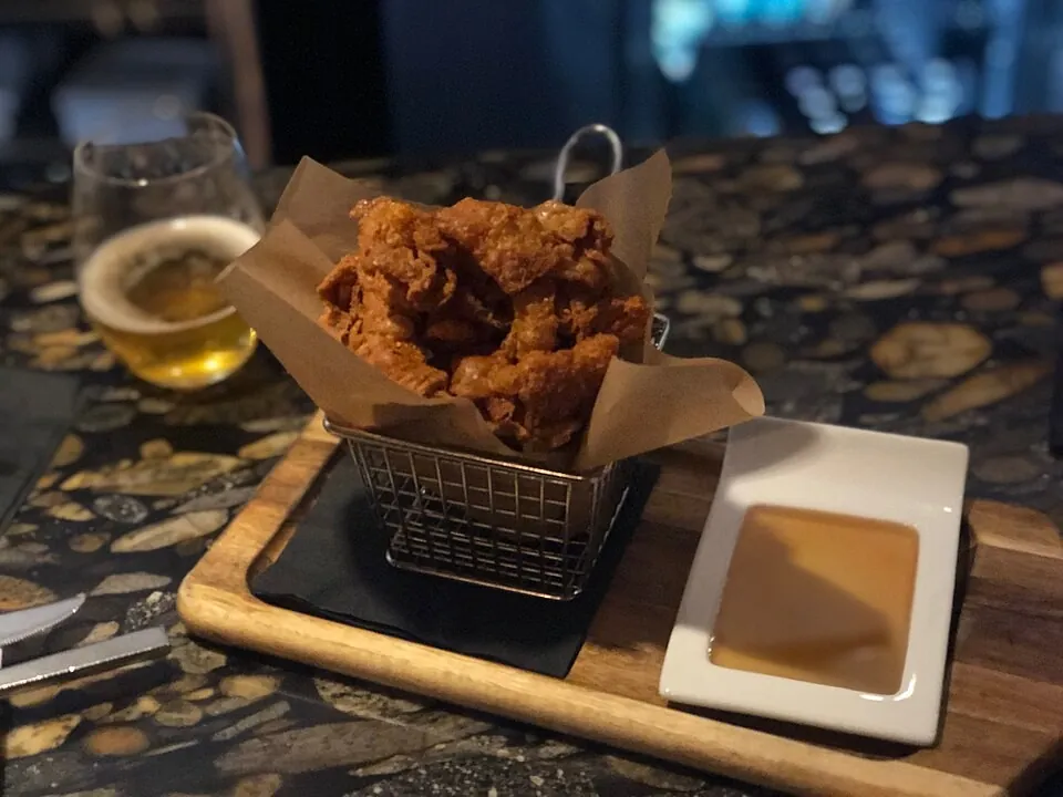 Pieles de pollo crujientes y miel en Carson Kitchen, Las Vegas · archivo de diciembre de 2019; ingredientes y presentación pueden cambiar.