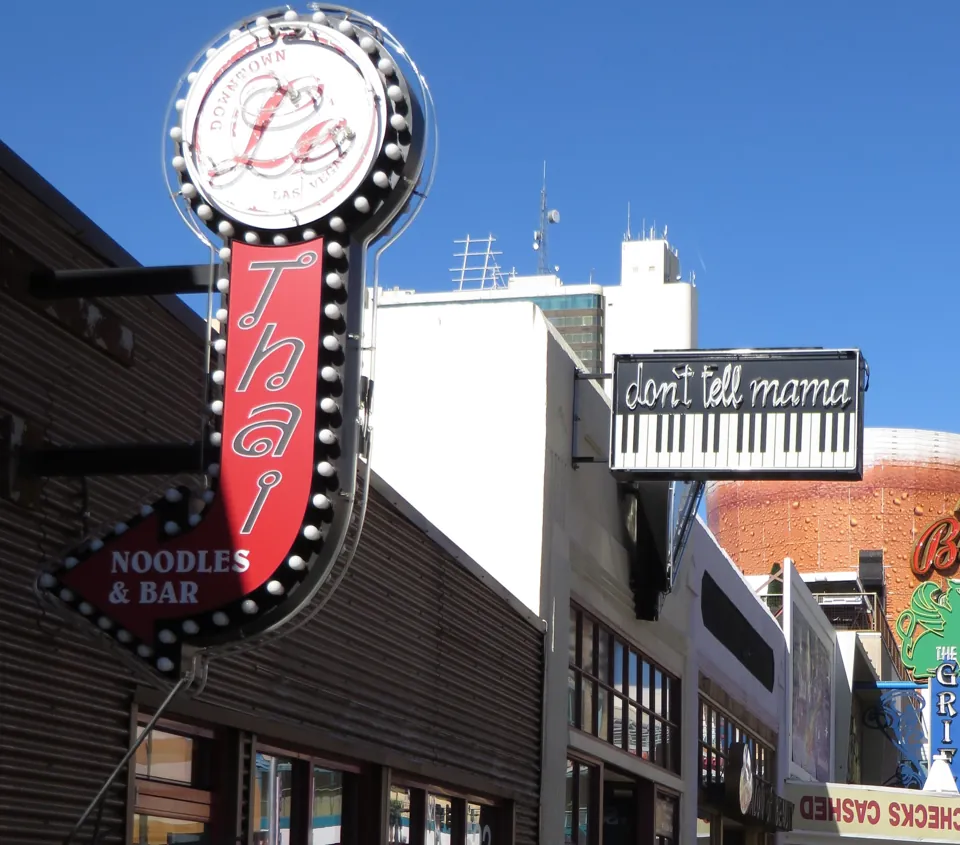 Letrero y fachada de Le Thai en Fremont East · recorte de una fotografía de octubre de 2014; no confirma la decoración ni los negocios vecinos actuales.