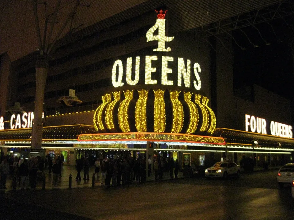 Letrero y acceso de Four Queens en Fremont Street · archivo de octubre de 2009. No muestra habitaciones renovadas.