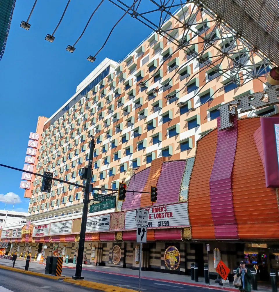 Fachada de Fremont Hotel and Casino desde Casino Center Boulevard · archivo de marzo de 2022, anterior a remodelaciones posteriores.