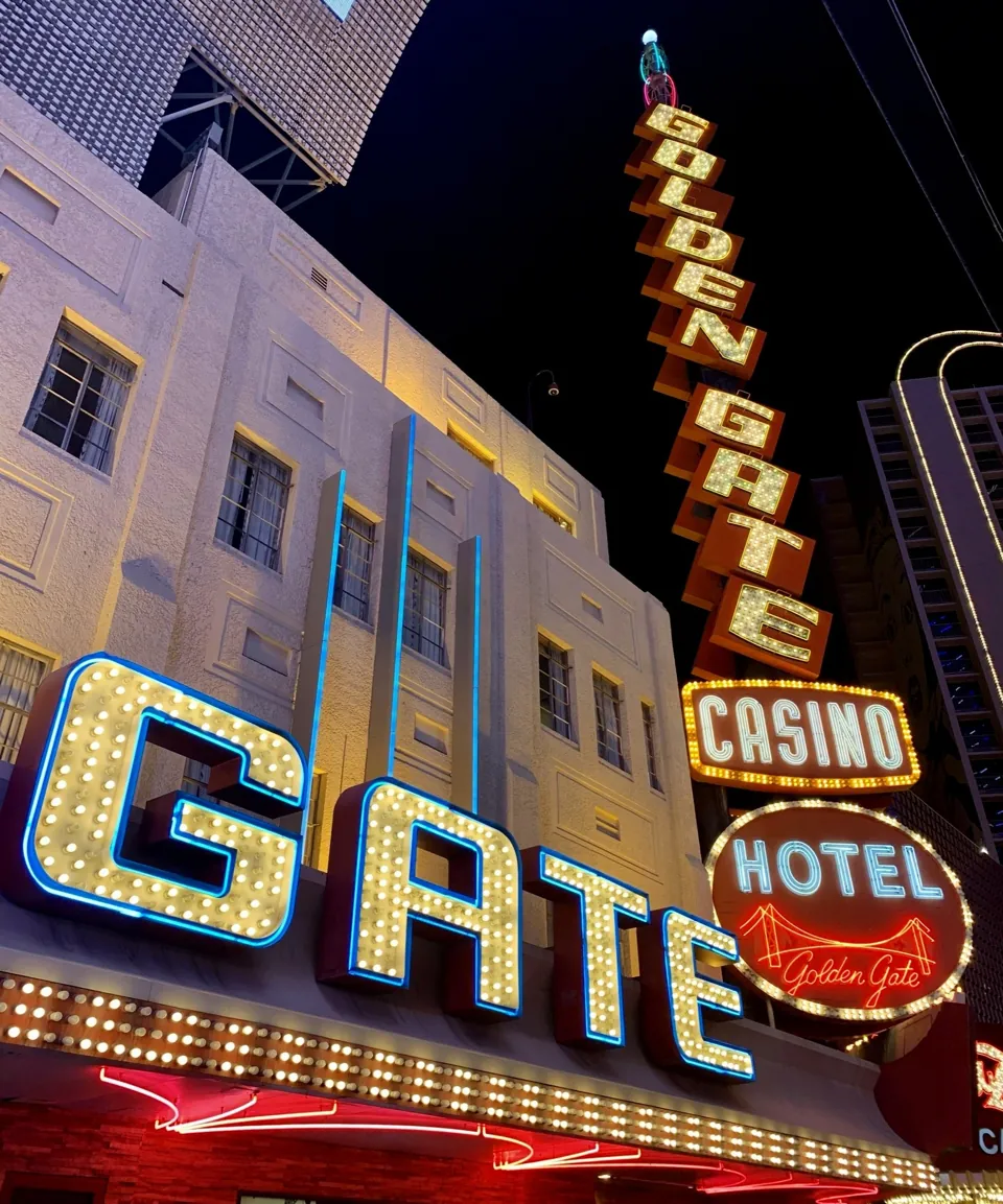 Fachada y letrero de Golden Gate en Fremont Street · archivo de octubre de 2021. La fotografía no acredita condiciones de reserva actuales.