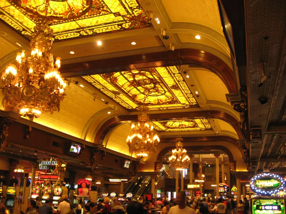 Interior de Main Street Station con vitrales y lámparas · archivo de julio de 2009. La fotografía no confirma la distribución o los juegos actuales.