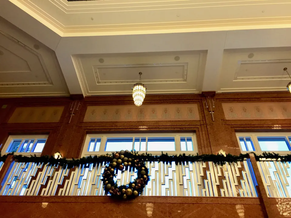 Detalles arquitectónicos interiores de The Smith Center · archivo de diciembre de 2017, con decoración de esa temporada. No representa una función actual.