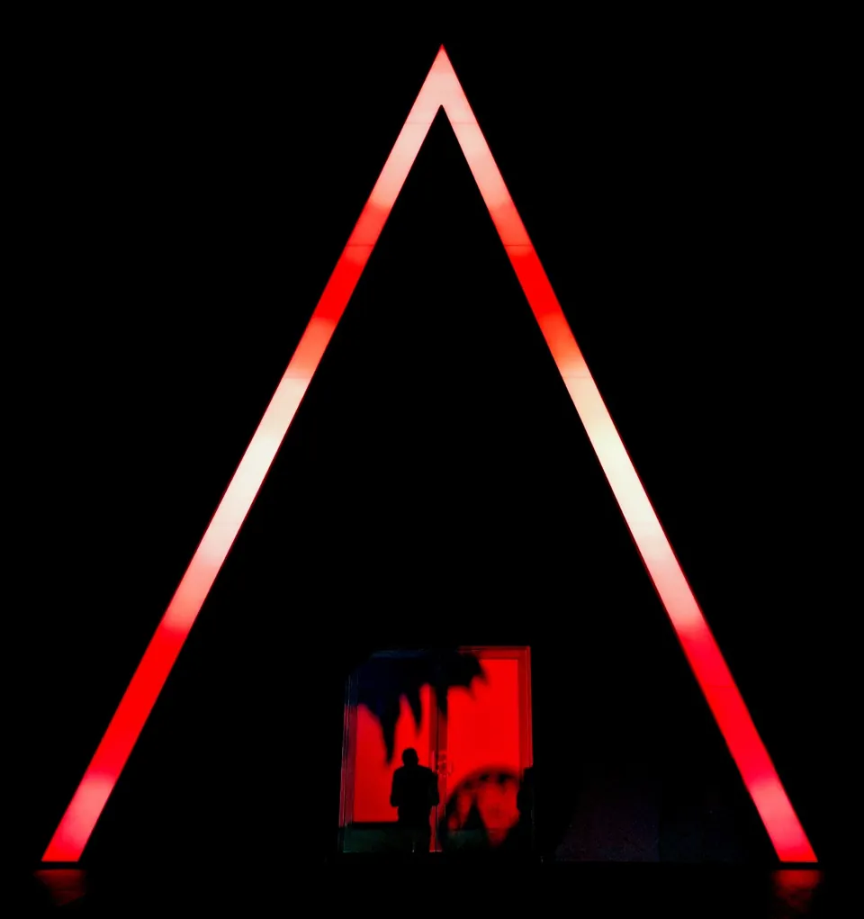 Acceso triangular iluminado de AREA15 en Las Vegas · archivo de octubre de 2021. No muestra el interior de Omega Mart.