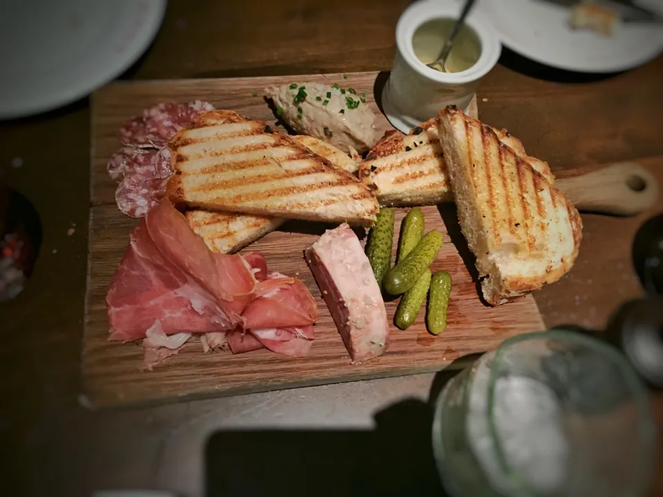 Tabla de charcutería fotografiada en Bardot Brasserie, Las Vegas · archivo de marzo de 2016; no confirma el menú ni la presentación actuales.