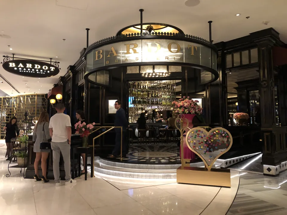 Entrada de Bardot Brasserie en ARIA · archivo de febrero de 2019; la decoración de San Valentín y la distribución son de archivo.