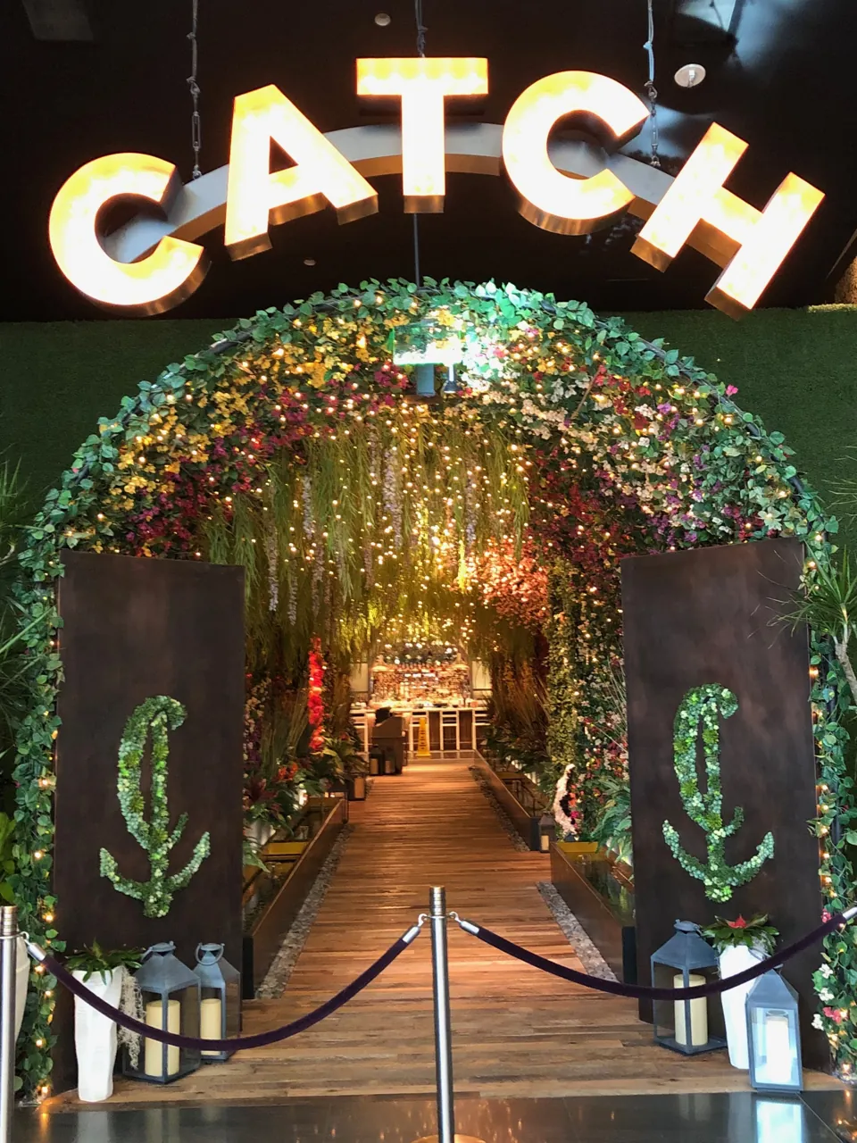 Entrada ajardinada de CATCH en ARIA · archivo de enero de 2019; la decoración y el acceso pueden haber cambiado.