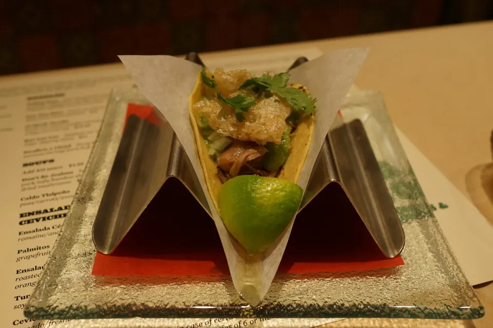 Taco de carnitas fotografiado en China Poblano, Las Vegas · archivo de diciembre de 2013; no representa una promesa del menú actual.