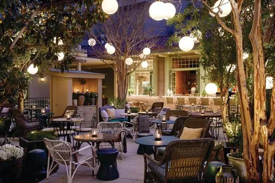 Patio de Primrose en Park MGM · fotografía de prensa sin fecha indicada; el mobiliario y la operación exterior pueden cambiar.