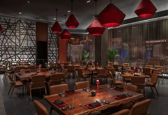 Comedor de Morimoto Las Vegas en MGM Grand · imagen editorial del operador, sin fecha de toma publicada; la distribución puede variar. No confirma el diseño posterior a la renovación de diciembre de 2025.