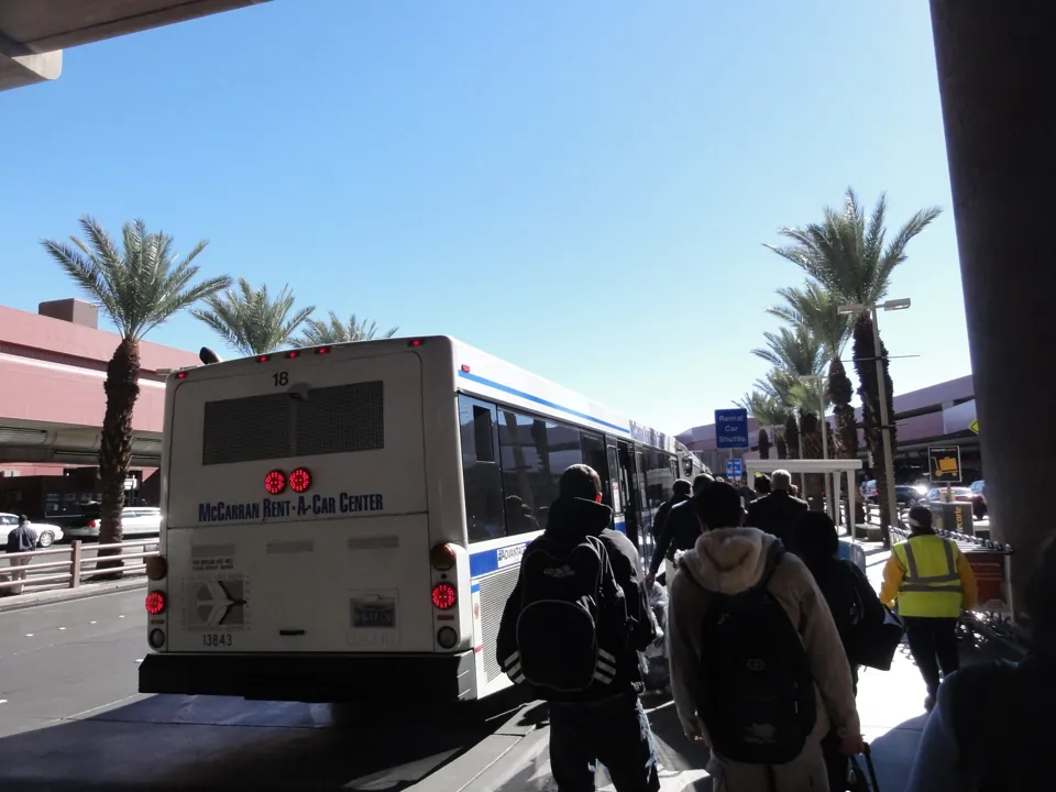 Shuttle hacia el centro de renta de autos desde la Terminal 1 del aeropuerto de Las Vegas · archivo de noviembre de 2010, cuando se llamaba McCarran; vehículos y señalización pueden haber cambiado.