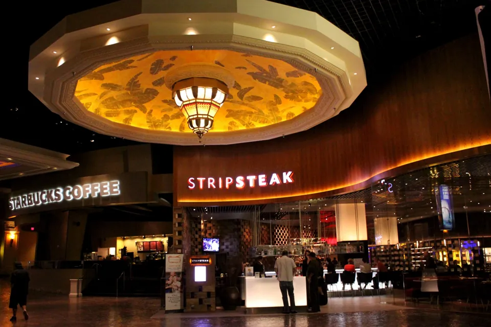 Entrada de STRIPSTEAK en Mandalay Bay · archivo de noviembre de 2012, anterior a renovaciones posteriores; no muestra el comedor actual.
