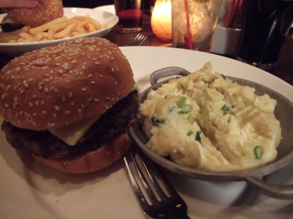 Hamburguesa y acompañamiento fotografiados en Nine Fine Irishmen, Las Vegas · archivo de septiembre de 2009; no representa la carta ni la presentación actuales.