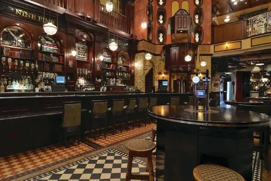 Interior de Nine Fine Irishmen en New York-New York · fotografía de prensa sin fecha de toma publicada; distribución y programación pueden variar.