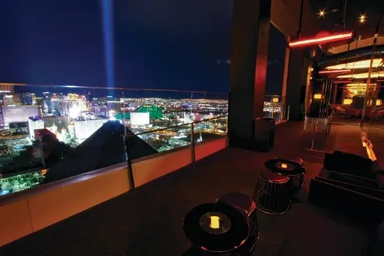 Patio de Skyfall y vista hacia el Strip desde la torre que hoy opera como W Las Vegas · archivo de prensa sin fecha de toma publicada; consulta acceso y operación actuales.