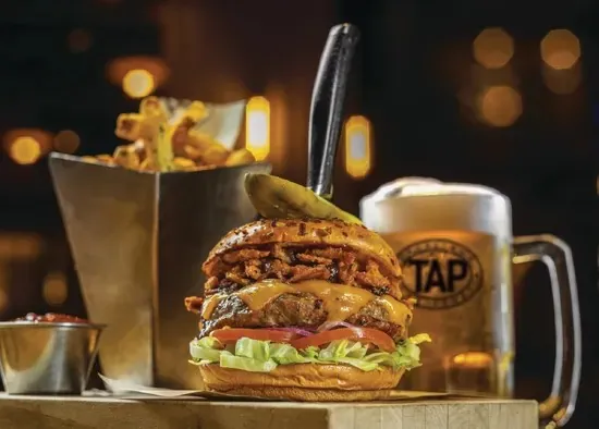 TAP Burger fotografiada para TAP Sports Bar en Excalibur · imagen de prensa sin fecha de toma publicada; consulta ingredientes y disponibilidad actuales.