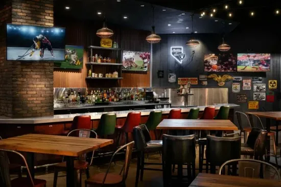 Comedor y barra de TAP Sports Bar en Excalibur · fotografía de prensa sin fecha de toma publicada; no corresponde al TAP de MGM Grand.