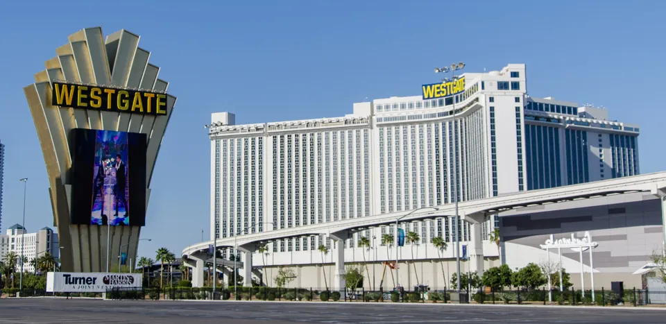 Exterior de Westgate Las Vegas con el monorriel · archivo de abril de 2018. No confirma servicios ni configuración actuales.