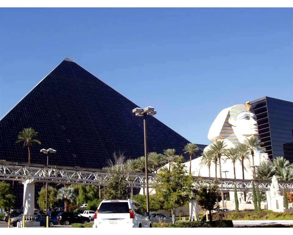 Pirámide y esfinge de Luxor Las Vegas · archivo 2005