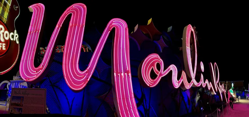Letrero histórico de Moulin Rouge conservado en The Neon Museum · archivo 2021