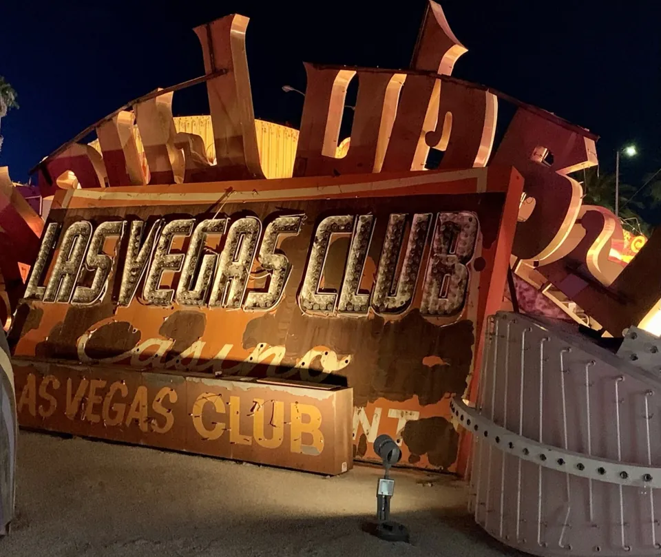 Letrero histórico de Las Vegas Club en The Neon Museum · archivo 2021