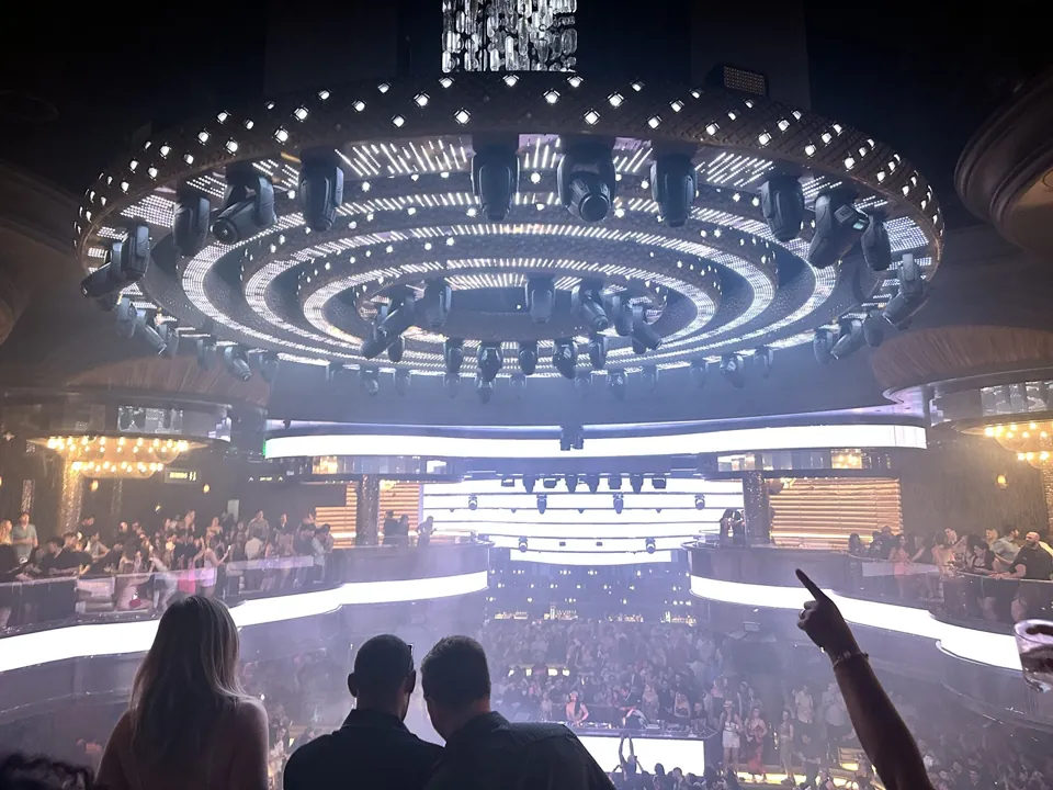 Luminaria central y pista de OMNIA Nightclub en 2025