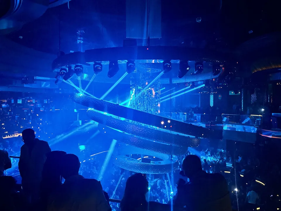 Sala de OMNIA Nightclub durante una noche de luces azules en 2025
