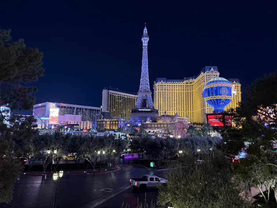 Paris Las Vegas de noche, con la réplica de la Torre Eiffel · septiembre de 2026