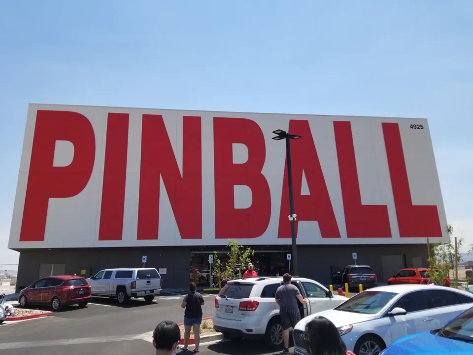 Fachada de la sede de Pinball Hall of Fame en Las Vegas Boulevard · archivo de julio de 2021