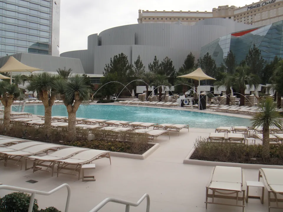 Piscina y camastros en ARIA, Las Vegas