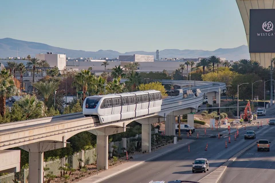 Tren del Las Vegas Monorail hacia Westgate · archivo 2021