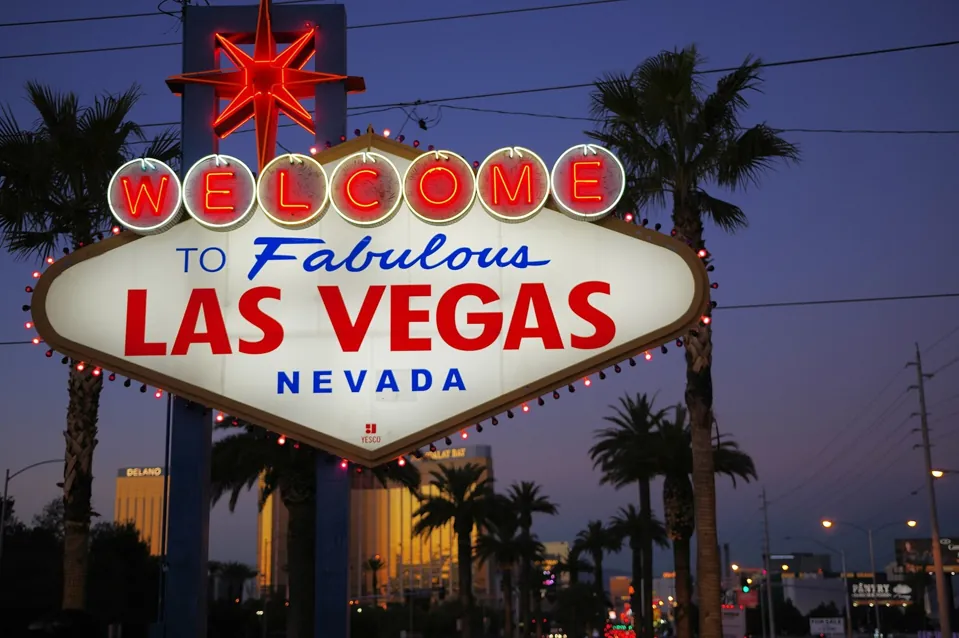Letrero Welcome to Fabulous Las Vegas de noche · archivo 2014